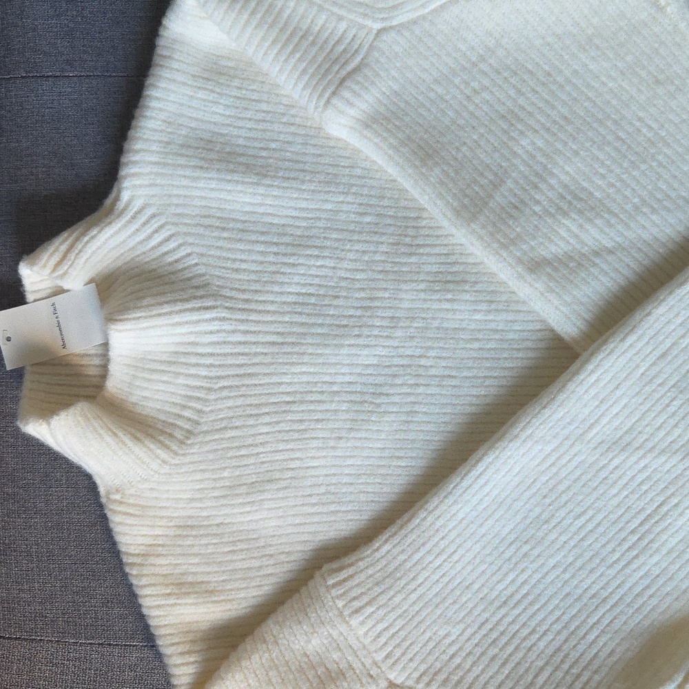 Abercrombie & Fitch Cream Turtleneck Sweater- Size S